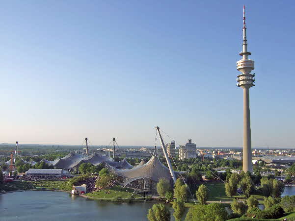 Olymiapark München - mit dem weltberühmten Zelt-Dach. Nur wenige Minuten zu Fuß von den Wohnheimen entfernt (Luftlinie etwa 900 Meter)